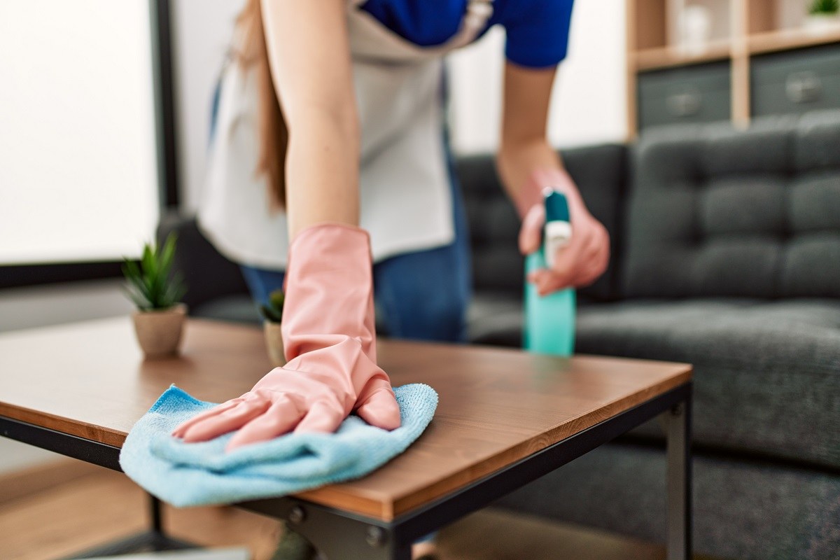 Pulizia di un piano d'appoggio con panno e detergente
