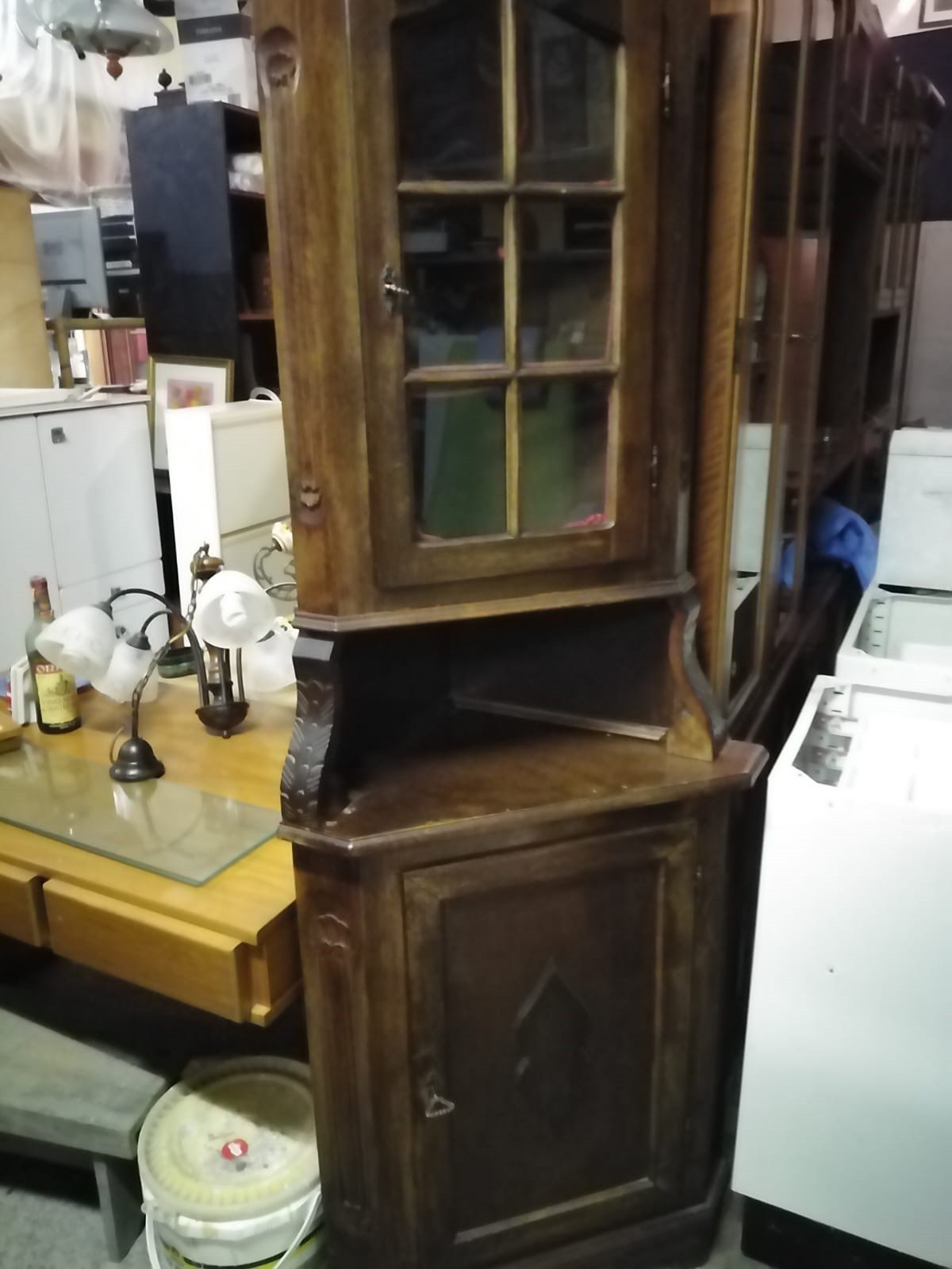 Angoliera in legno nel magazzino dell'usato