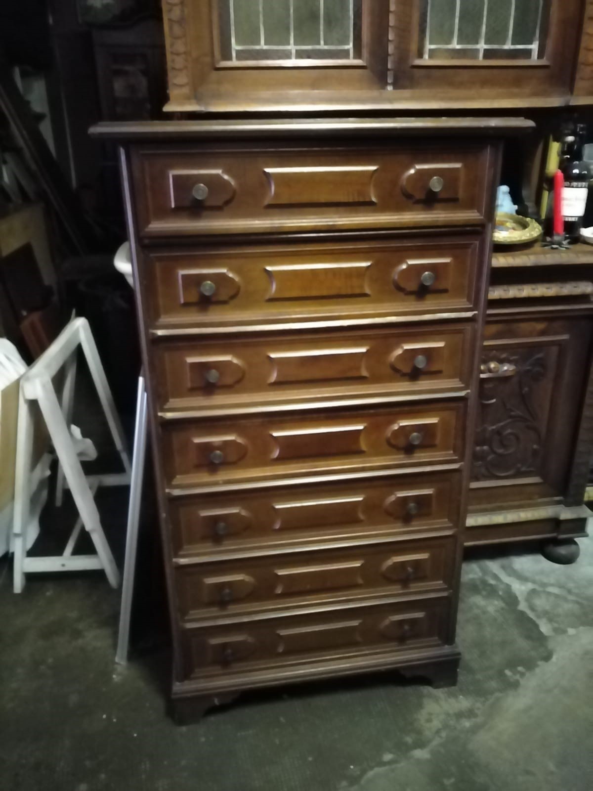 Cassettiera in legno nel magazzino dell'usato